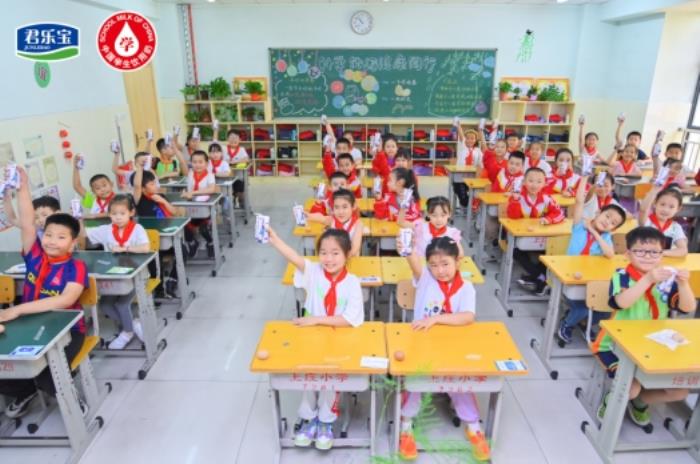 君樂寶以高品質(zhì)學生奶護航青少年成長，助力“神獸”歸籠營養(yǎng)升級