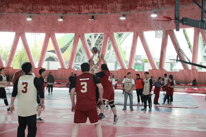 工業(yè)風(fēng)“籃球盛宴”！首鋼園3V3籃球賽在冷卻塔籃球公園舉辦