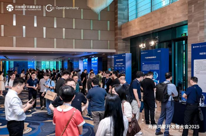 開源鴻蒙開發(fā)者大會2025交流區(qū)亮點(diǎn)紛呈，社區(qū)與生態(tài)伙伴共繪智能圖景