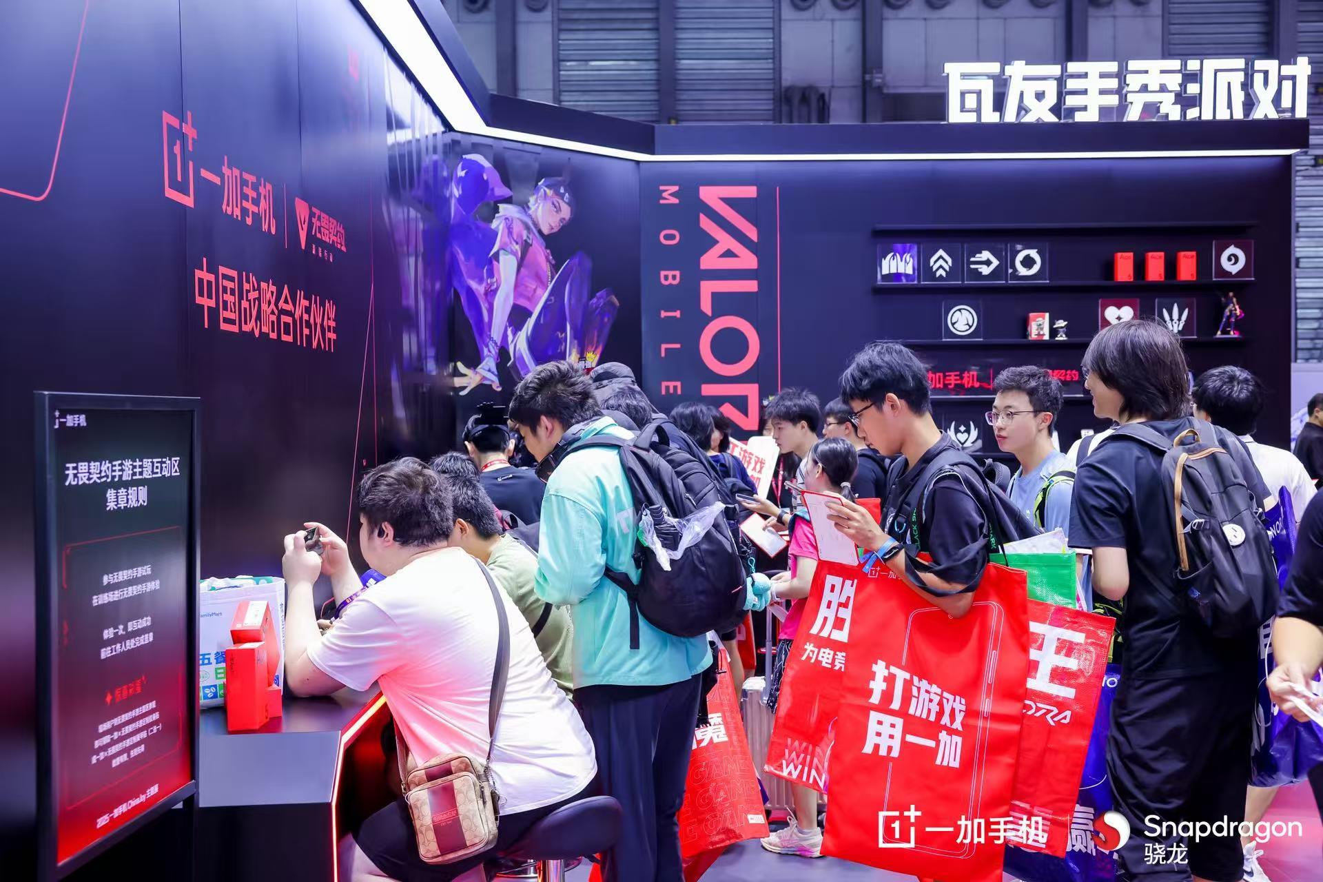 一加高調(diào)亮相 2025 ChinaJoy，四大游戲體驗(yàn)區(qū)燃炸全場(chǎng)