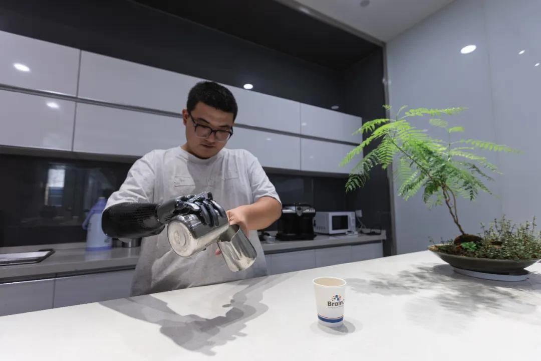 “裝上這只手，我又能和世界握手了”丨全國肢殘人活動日
