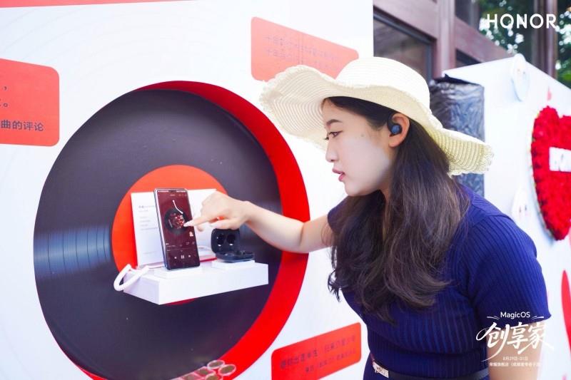 「新聲LIVE+·耀現(xiàn)場(chǎng)」走進(jìn)成都 榮耀音樂攜手網(wǎng)易音樂人陳一豪Clear打造沉浸Live舞臺(tái)